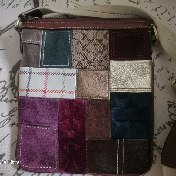 Coach Crossbody Holiday Edition #G0773-40929 Patchwork Signature Suede EUC new - Picture 2 of 9